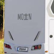 Folientransfer-Sticker 'Moin' mit Leuchtturm auf dem Heck eines Wohnmobils – handgefertigt und in verschiedenen Farben und Größen erhältlich, ideal für norddeutsche Camper.