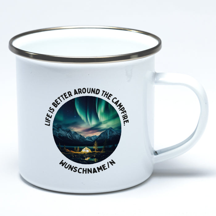 Emaille-Tasse LIFE IS BETTER AROUND THE CAMPFIRE. Mit Wunschname/n und Nordlichtmotiven