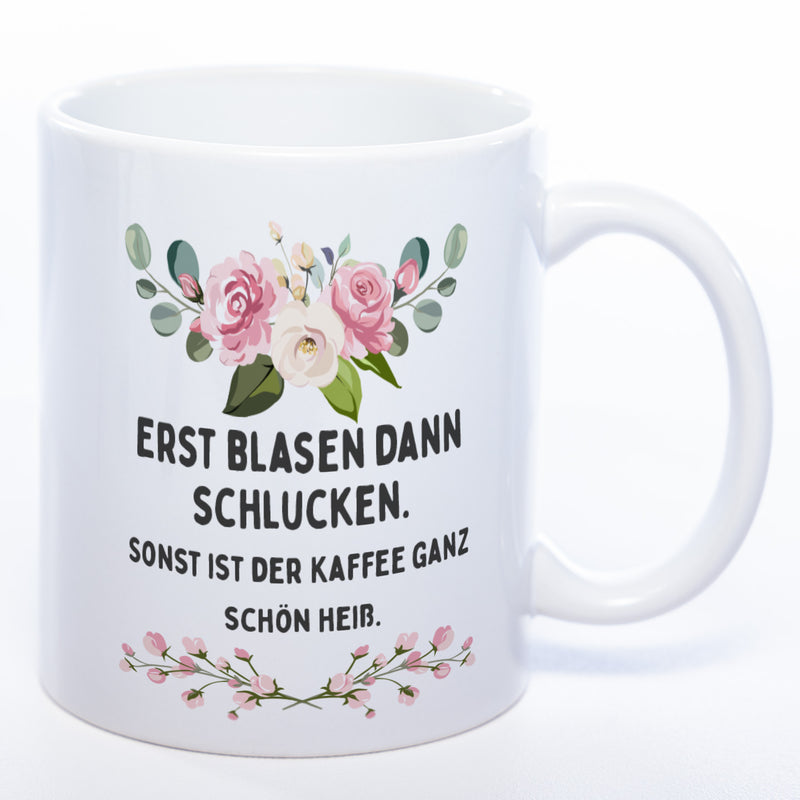 Blümchen-Tasse mit Spruch "Erst blasen dann schlucken. Sonst ist der Kaffee ganz schön heiß." - Lustige Kaffeetasse spülmaschinenfest