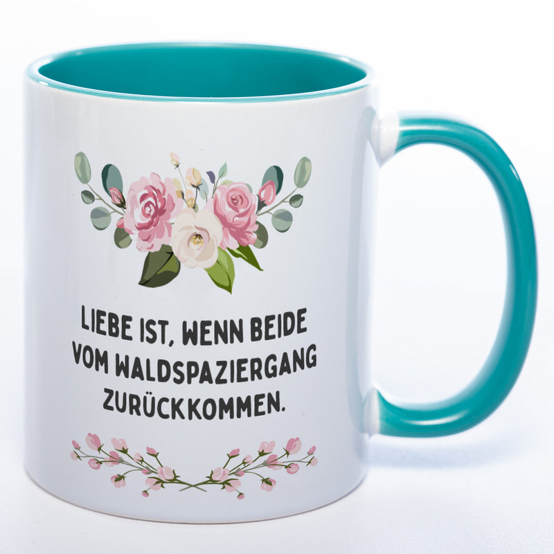 Blümchen-Tasse mit Spruch "Liebe ist, wenn beide vom Waldspaziergang zurückkommen." - Lustige Kaffeetasse spülmaschinenfest