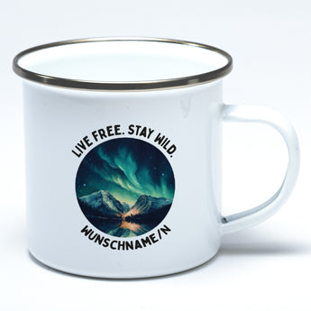 Emaille-Tasse LIVE FREE. STAY WILD. mit Wunschname/n und  Nordlichtmotiv