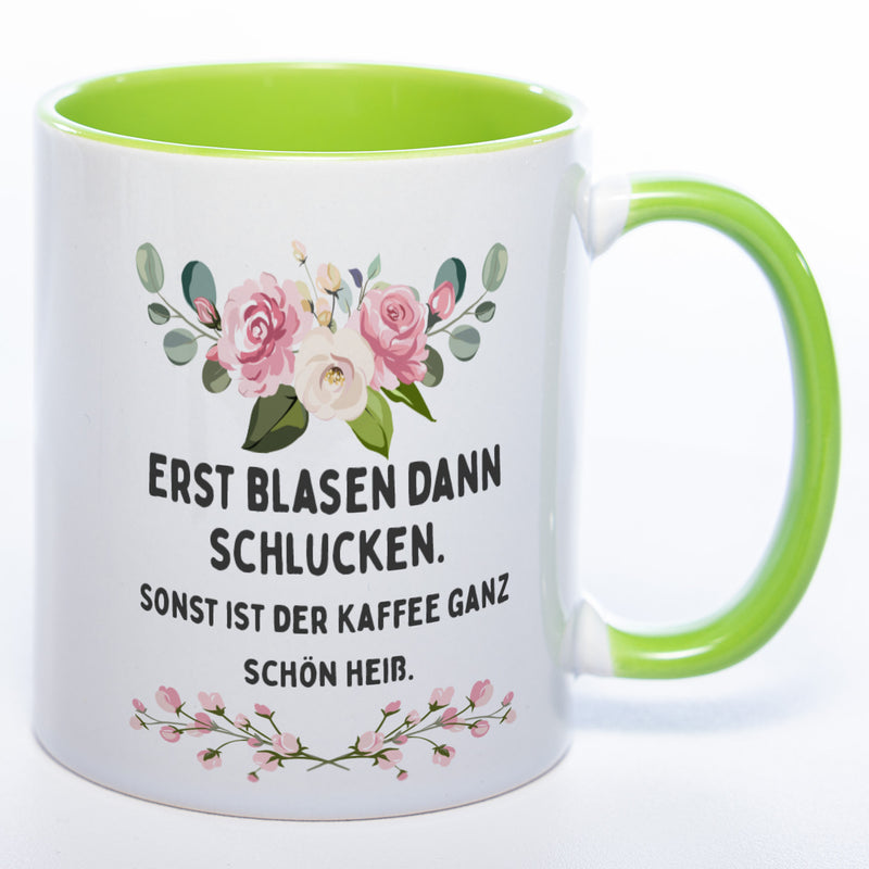 Blümchen-Tasse mit Spruch "Erst blasen dann schlucken. Sonst ist der Kaffee ganz schön heiß." - Lustige Kaffeetasse spülmaschinenfest