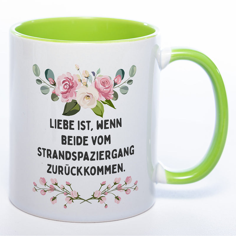 Blümchen-Tasse mit Spruch "Liebe ist, wenn beide vom Strandspaziergang zurückkommen." - Lustige Kaffeetasse spülmaschinenfest