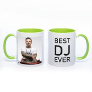 Tasse Innen und Henkel grün mit Foto link und Text "Best DJ ever" rechts
