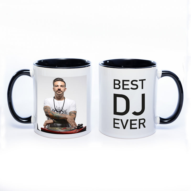 Tasse Innen und Henkel schwarz mit Foto link und Text "Best DJ ever" rechts