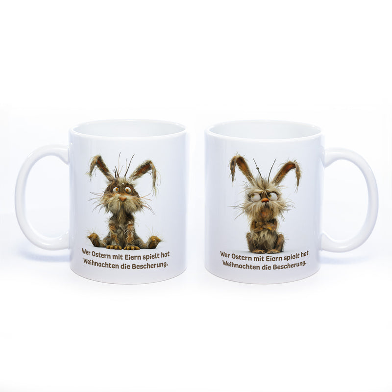 Motiv - Tasse mit Spruch und Hase: Wer Ostern mit Eiern spielt hat Weihnachten die Bescherung.- spülmaschinenfest