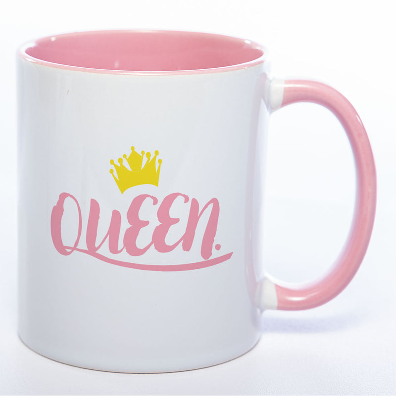 Weiße Keramiktasse mit rosa Henkel und Innenseite, pinkem Schriftzug ‚Queen‘ und goldener Krone auf der Vorderseite.
