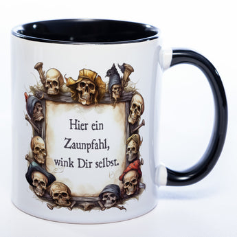 Totenkopf-Tasse mit Spruch "Hier ein Zaunpfahl, wink Dir selbst!" - Lustige Kaffeetasse spülmaschinenfest